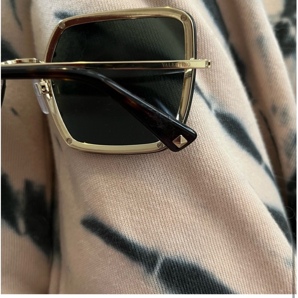 Valentino crossbody bag and sunglasses. - Picture 7 of 10